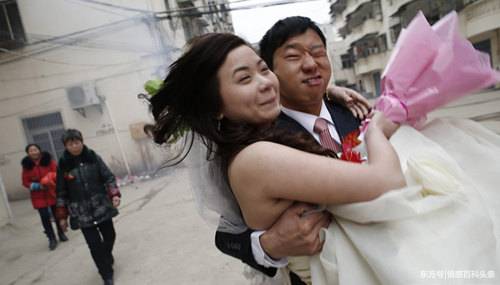 实拍!农村小伙娶回越南新娘 婚礼现场简单朴素
