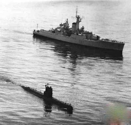 潜艇与舰艇的追逐猎杀 美军向苏潜投深水炸弹