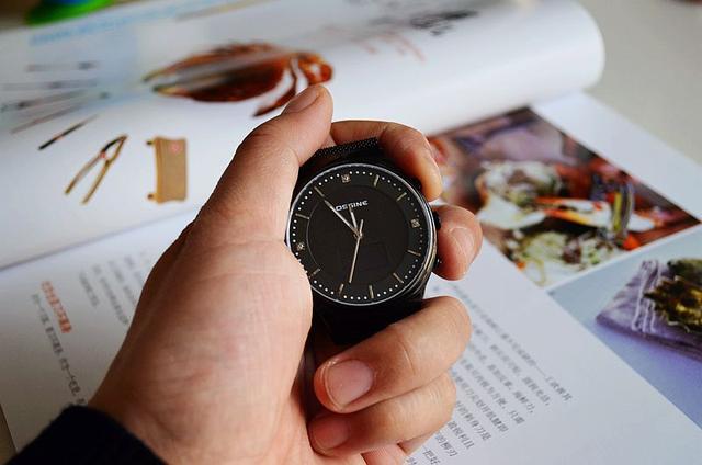 传统手表黑科技加持,双时间显示,还可以测试血