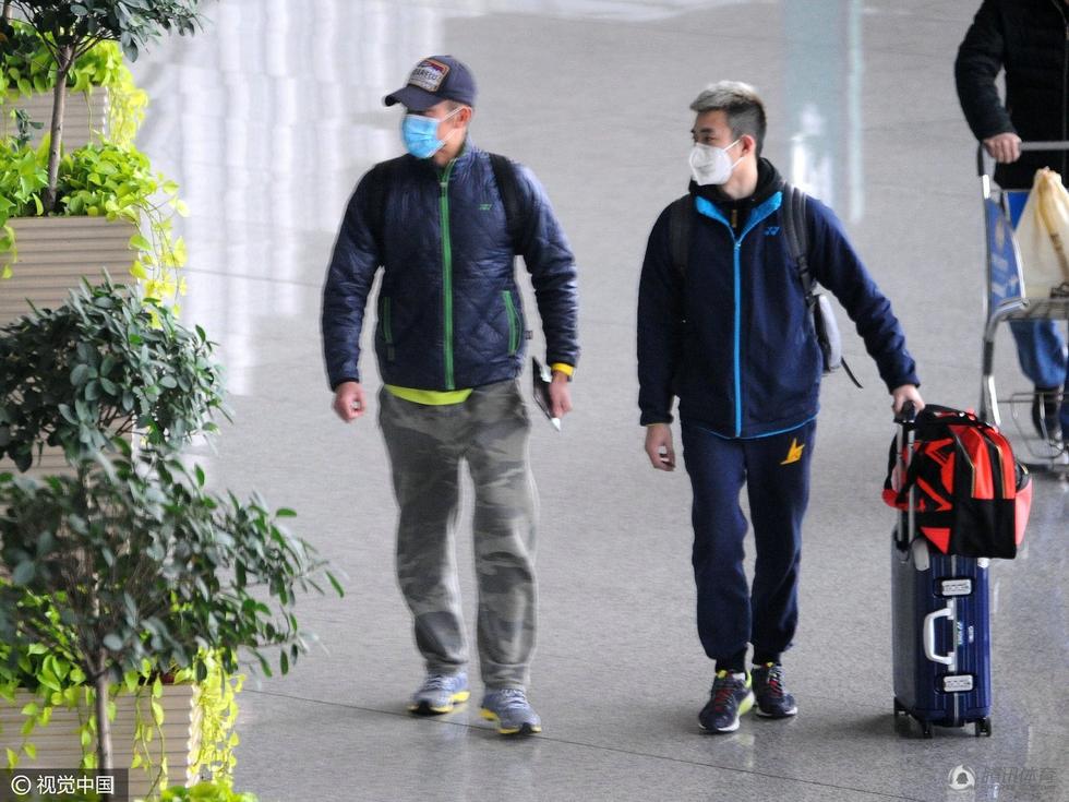 高清:林丹低调现身北京机场 口罩遮面警惕观望