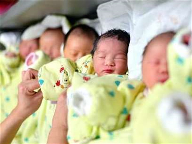 各地去年出生人口数陆续出炉 预测称二孩数或