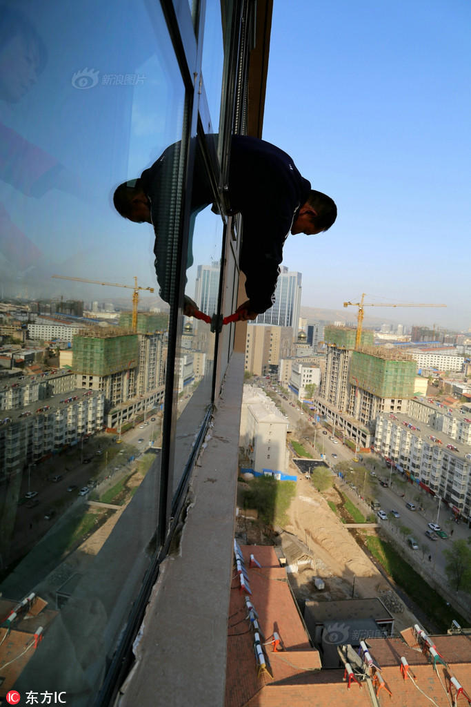城市蜘蛛人给高楼擦玻璃 月入2万 - 社会 - 东