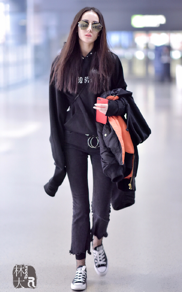 迪丽热巴机场街拍, 她身穿夹克和超长袖卫衣…