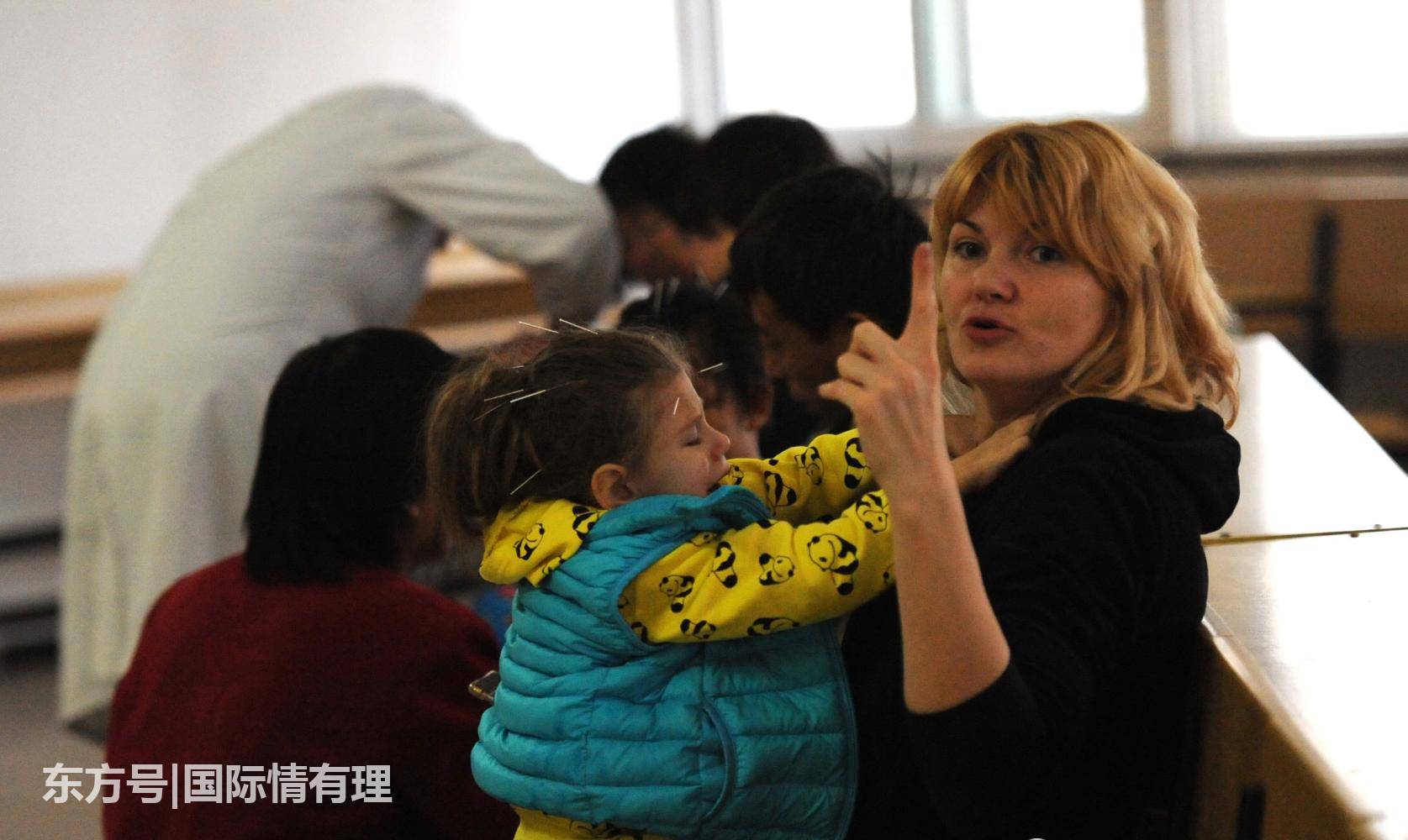 乌克兰妈妈四次带女儿来中国看病:这里的人都
