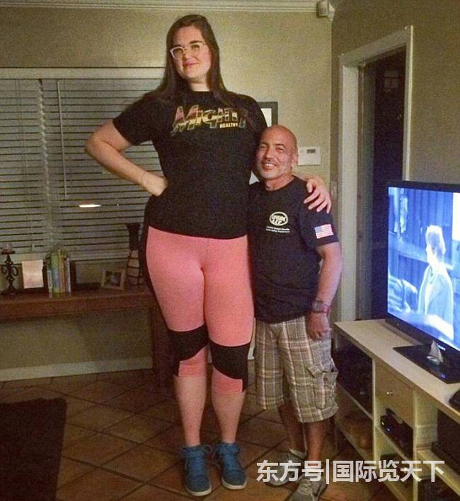 【2米高的巨型女孩儿，竟然靠举起男人来赚钱】