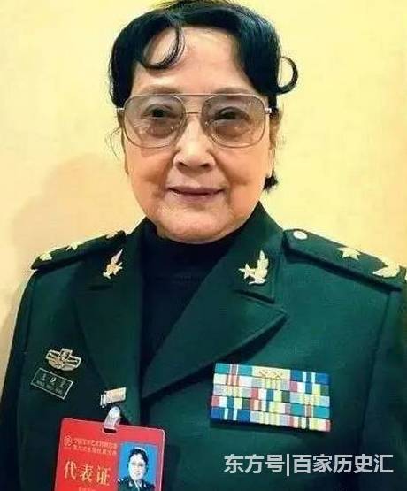 她被誉为中军史上最漂亮的女将军,一生坎坷,晚