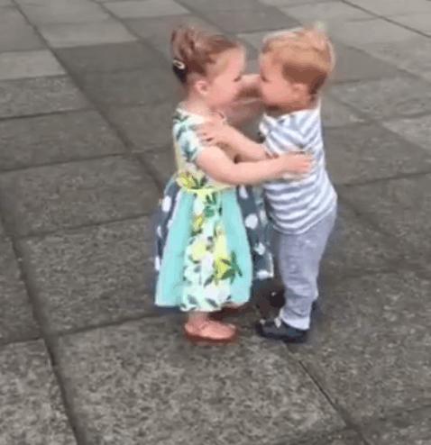 两个宝宝学爸爸妈妈亲吻,结果亲了之后反应太