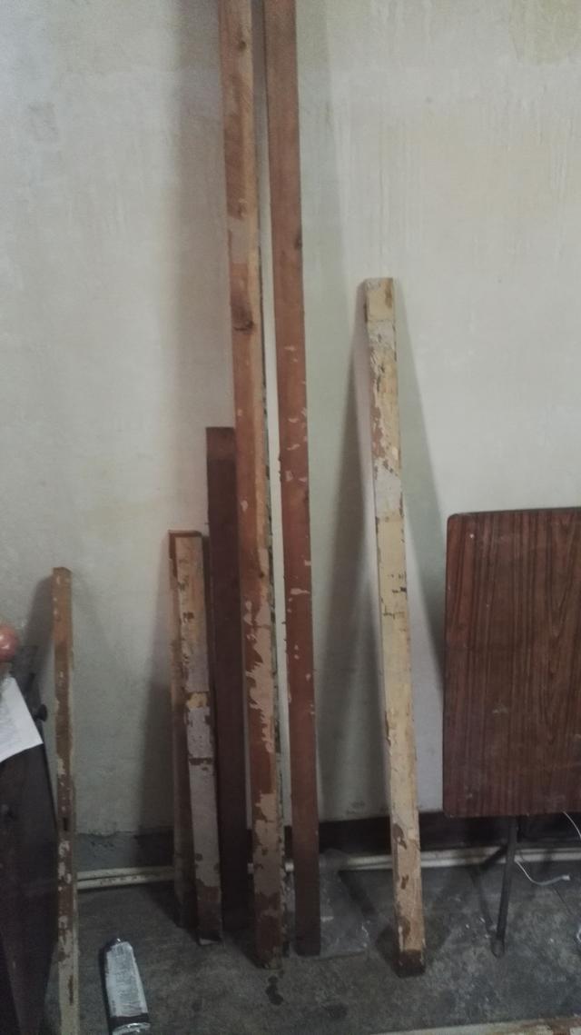 这是我用旧木料和两扇旧柜门做的一张桌子 - 家