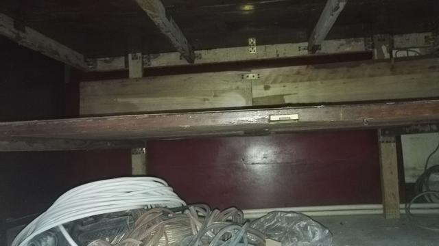 这是我用旧木料和两扇旧柜门做的一张桌子 - 家