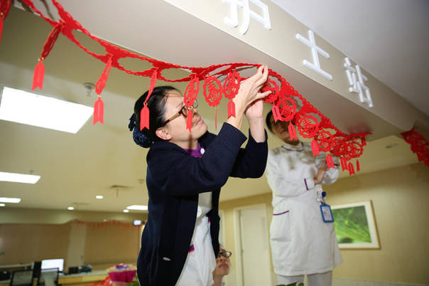 海南省肿瘤医院护士贴剪纸送新春祝福 - 健康 