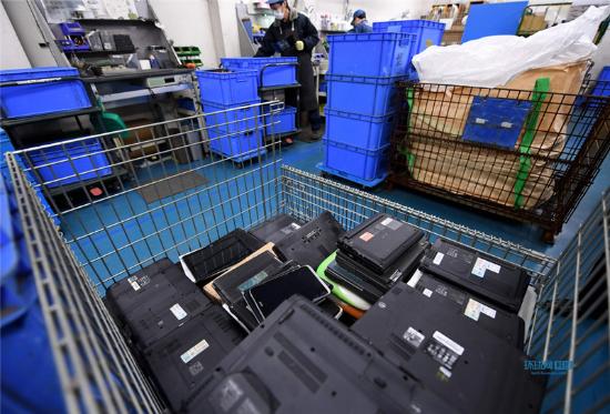 探访东京废品回收公司 电子垃圾堆积成山 - 国