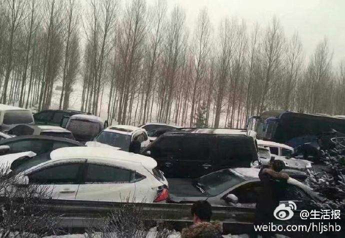 哈尔滨至大庆高速公路数十辆车连环相撞