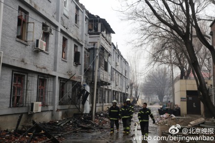 北京一老楼疑因燃放烟花除夕夜起火 楼顶被烧