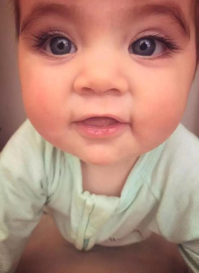 世界最大眼睛最长睫毛的宝宝爸爸 竟然是黑人