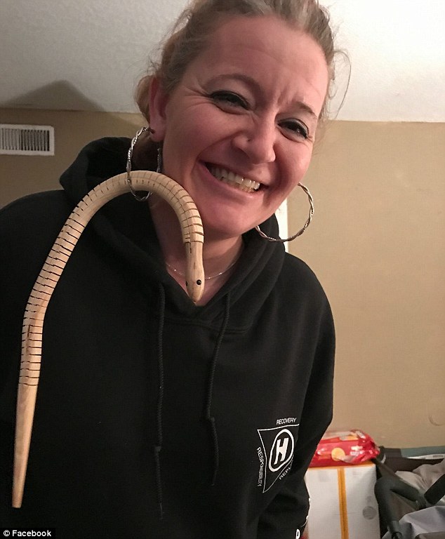 宠物蛇好奇女主人耳洞 试图钻过被卡变成蛇耳