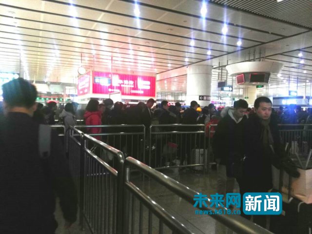 春节小长假最后一天 北京南站地铁进站拥挤 - 