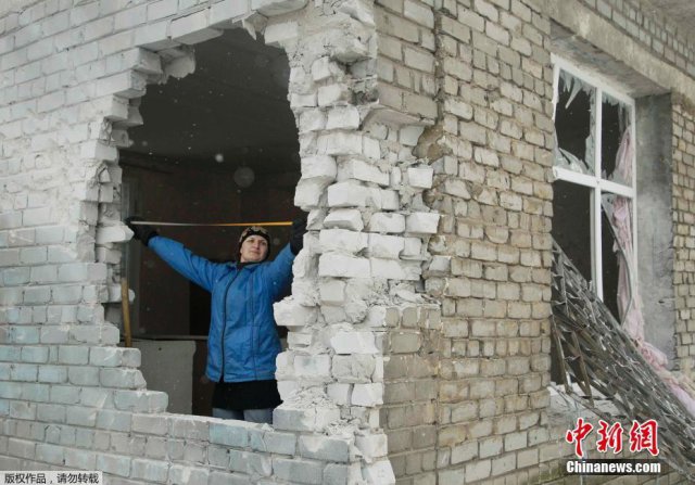 乌克兰东部武装冲突持续 顿涅茨克民房受损严
