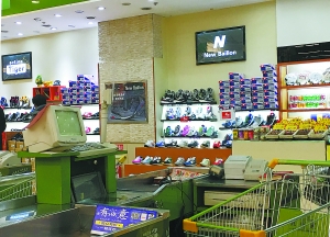 超市外租区成山寨聚集地:名牌鞋售价仅200-40