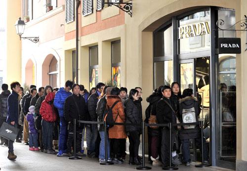 美媒称中国人转向国内买奢侈品:与海外价格差