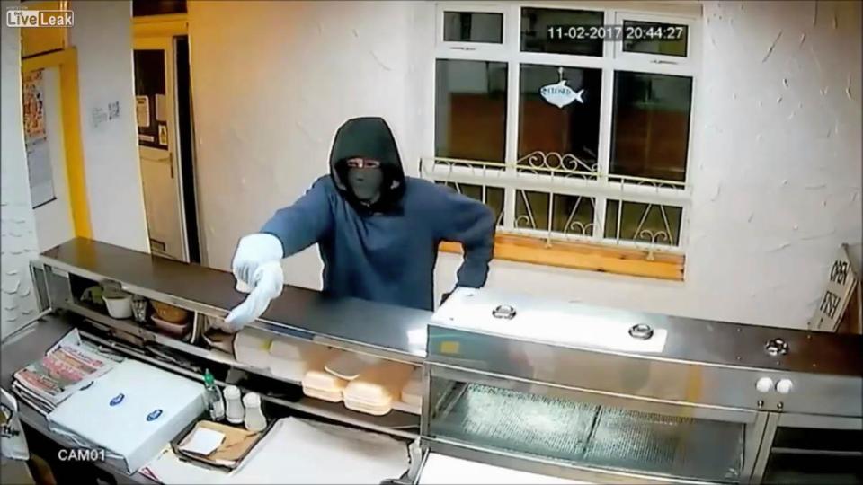 英国笨贼用塑料袋包香蕉抢劫薯条店 - 国际 - 东
