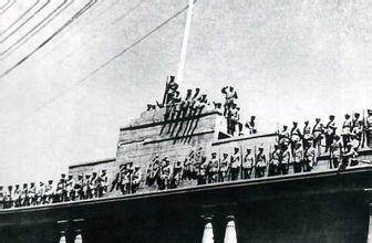 1949年解放军冲进南京总统府 看到惊人一幕 -