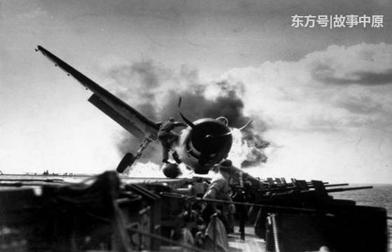二战日战机自杀式撞击敌军舰,还有突然坠海的