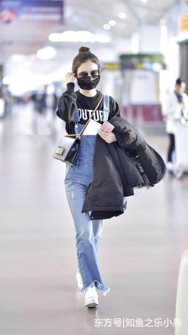 赵丽颖以高中生造型现身机场, 她全程戴口罩是