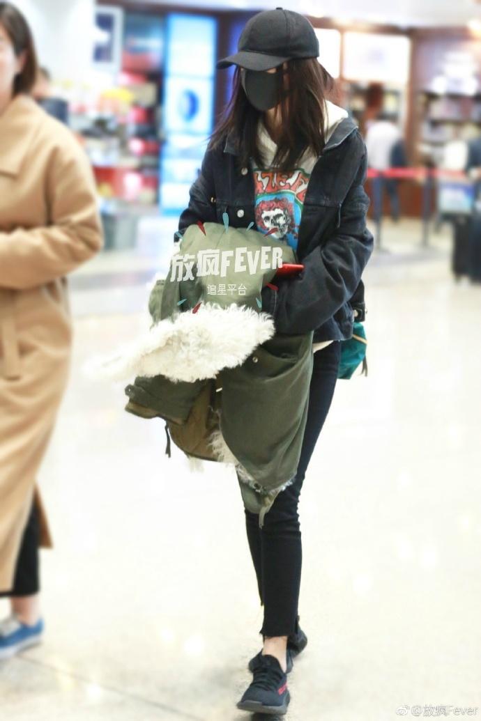 杨幂 3月4日北京机场街拍,私服身着Frame仔裤