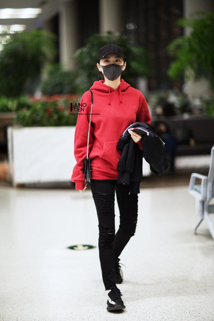 景甜上海机场街拍,她身穿红色卫衣… - 时尚 - 东