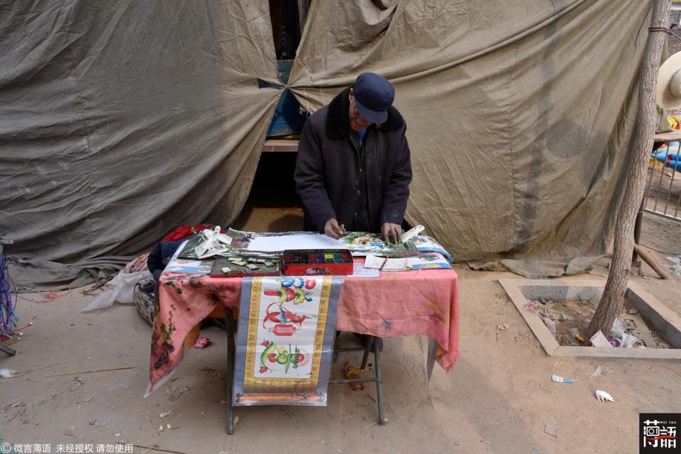 72岁老人走百里路卖字画,自带被褥宿路边以白
