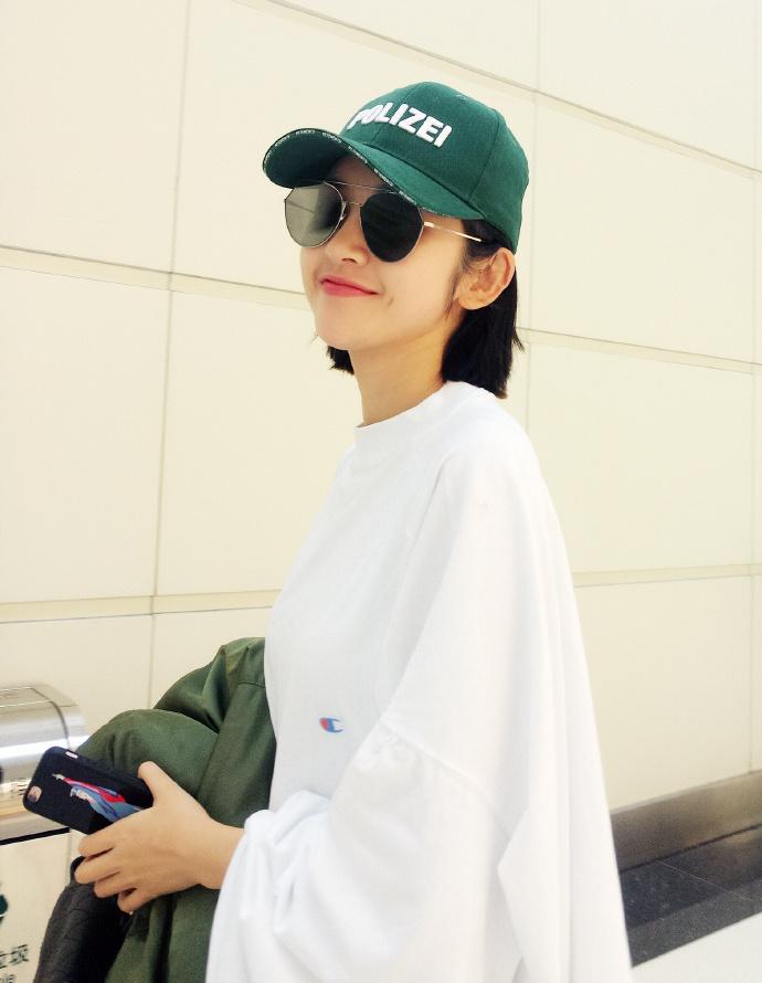 唐艺昕机场街拍,她身穿一件Vetements绿色夹克