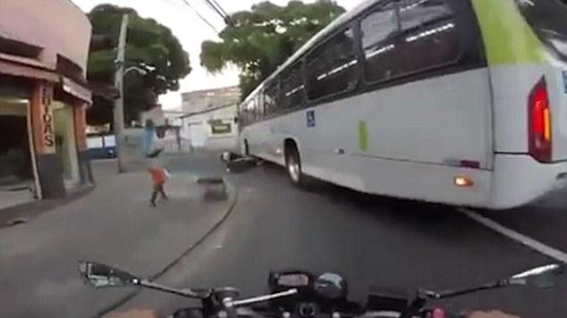 摩托车手车速过快 巴西男子卷入公交车轮竟毫