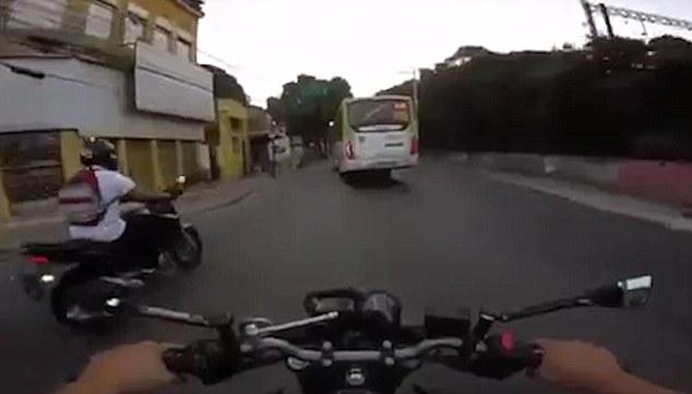 摩托车手车速过快 巴西男子卷入公交车轮竟毫