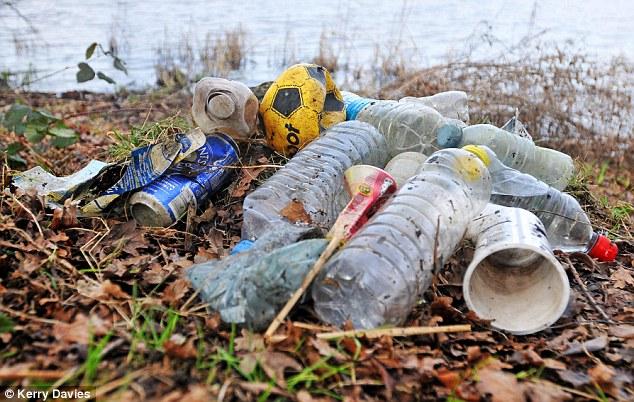 英国人随意丢弃塑料瓶 志愿者们每天清理不停