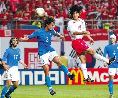02年韩日世界杯,裁判保送韩国晋级,然而韩国年