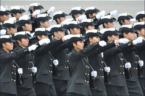 日本女兵为何总是斜挎着一个小包?答案惊人 -