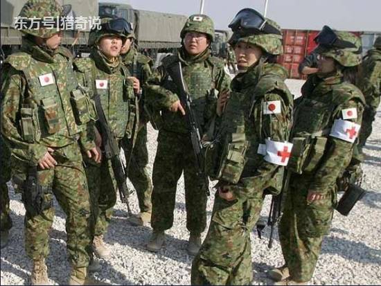 日本女兵为何总是斜挎着一个小包?答案惊人 -