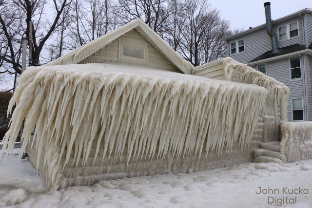 狂风天气过后,美国一座小屋冻成了冰雪城堡 - 