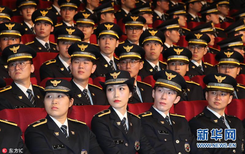 韩代总统现身地方警校与学生合影笑容灿烂 - 国
