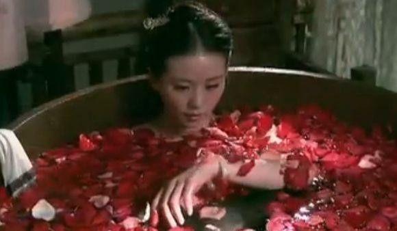 同样是洗花瓣浴,刘诗诗的最美,沈梦辰的最真实