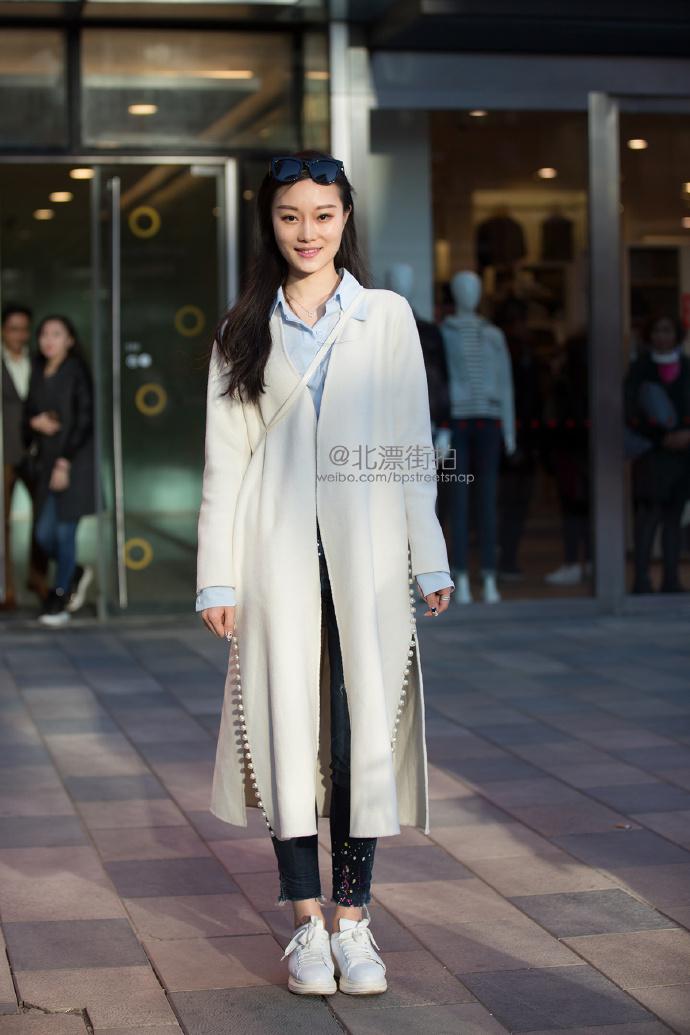 北京街拍 白衣白鞋仔裤,美丽端庄的姑娘 - 时尚