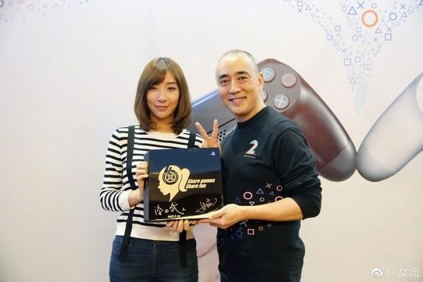 女主播女流获赠定制版PS4 成首位印在主机上