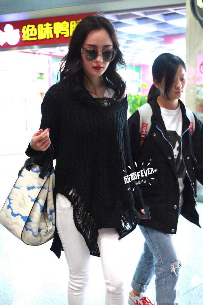 杨幂北京机场街拍,她身穿一件黑色… - 时尚 - 东