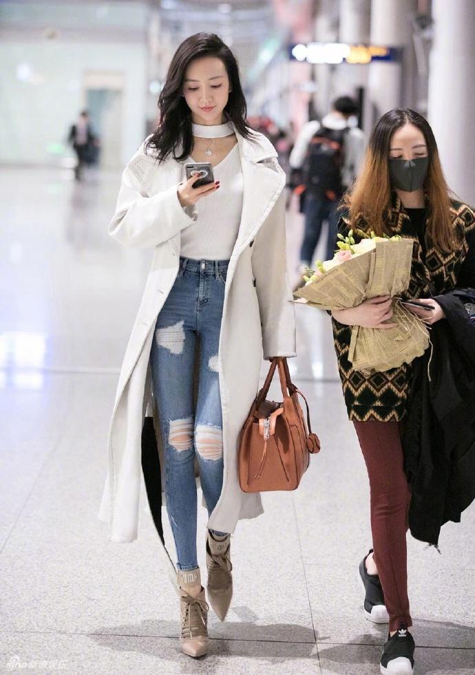 王鸥 近日现身北京首都机场,白色风衣… - 时尚