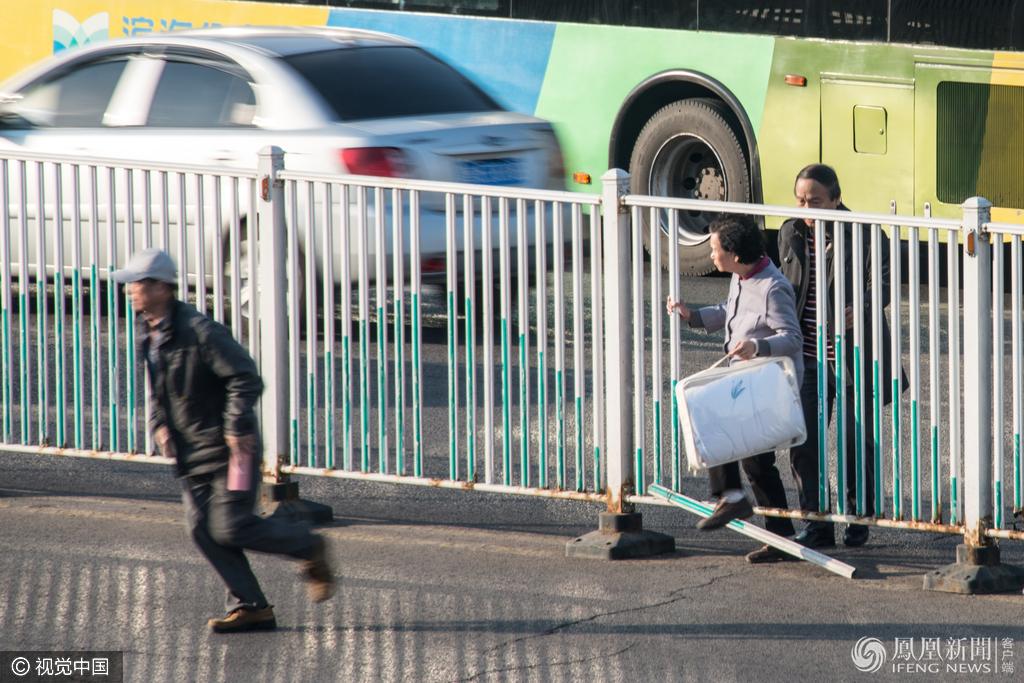 天津滨海护栏破洞 行人肆意穿越过街 - 社会 - 东