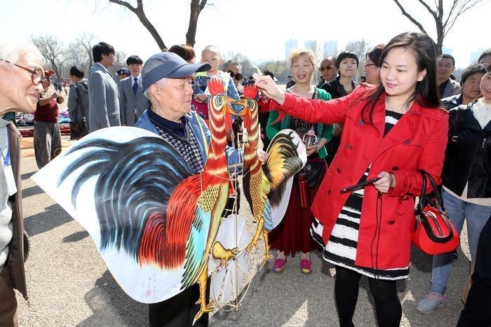 首届丝绸之路国际风筝节现世界最大滚地龙 - 社