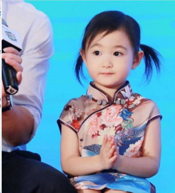 女童星穿上中国风服装,甜馨最逗,最美的要数阿
