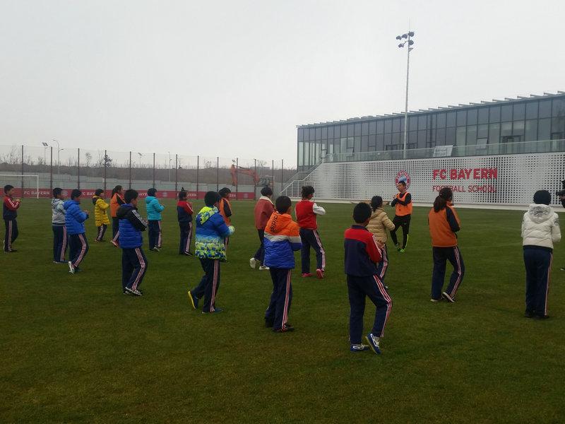 王文小学足球队赴拜仁足球学校参加交流活动 