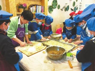 兰州水车园小学学生开展包饺子活动 - 社会 - 东